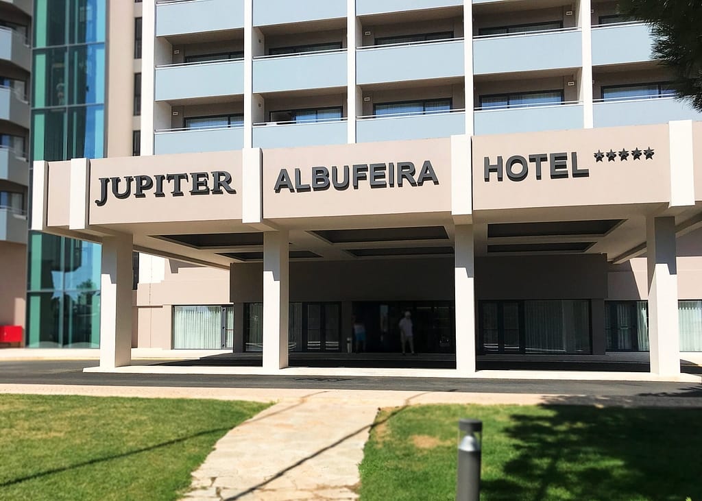 Letras monobloco para fachada do hotel Jupiter Albufeira no Algarve