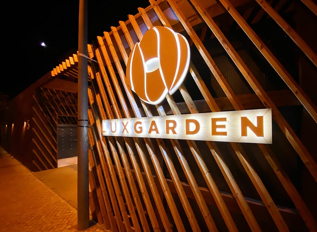 sinalética de contraplacado marítimo, PVC e iluminação led