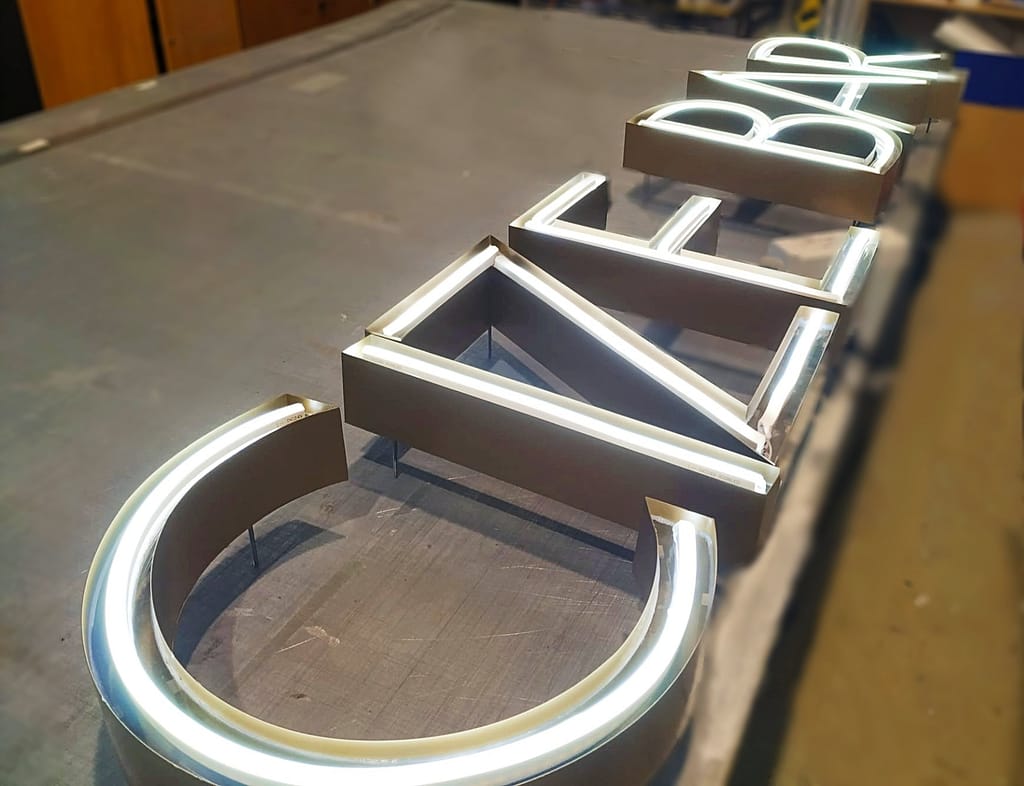 monobloco com iluminação neon