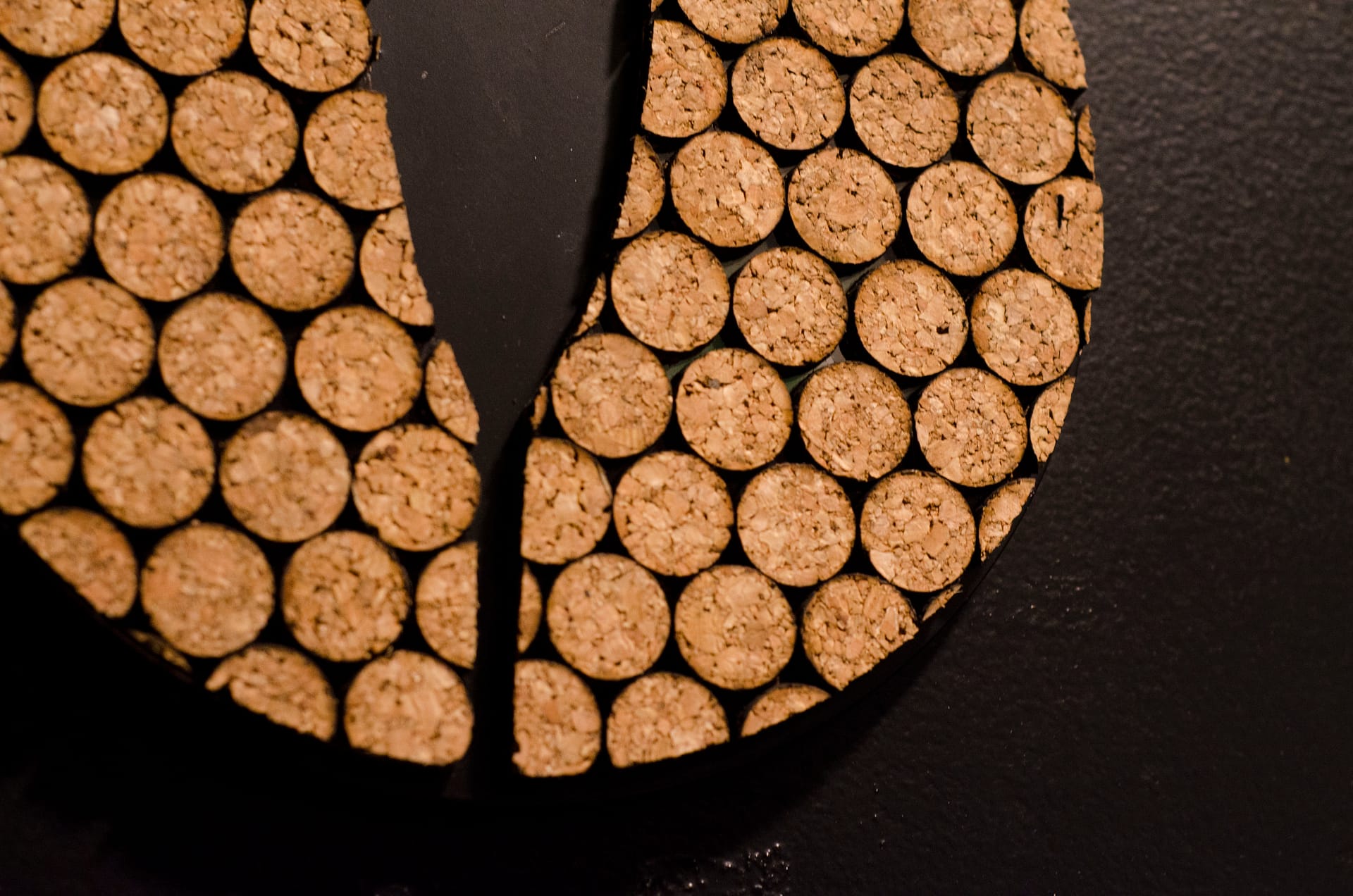 sinalética bar Bottle de acrílico cortado a laser com cortiça