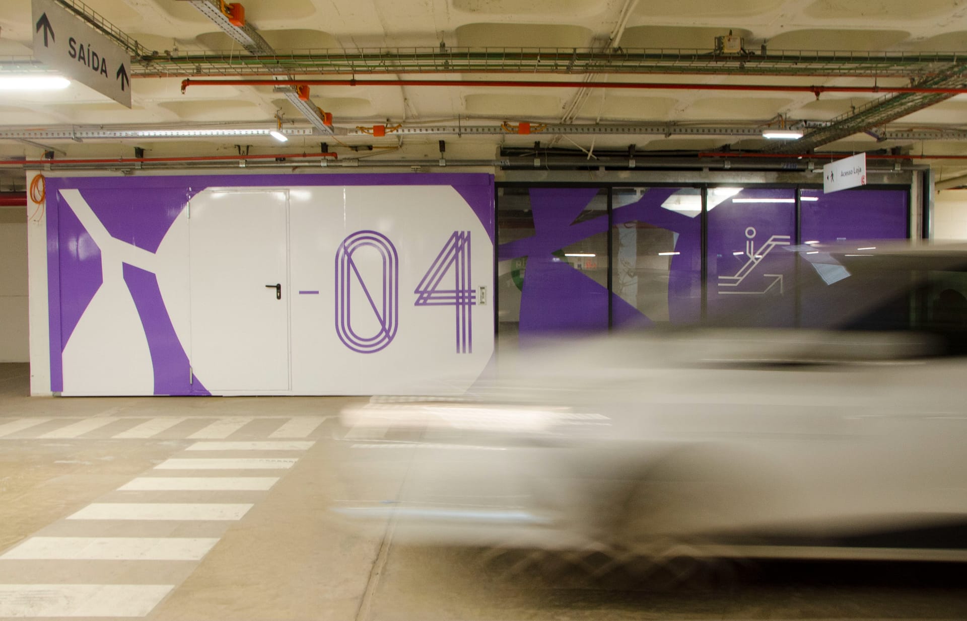 aplicação de vinil de corte e pintura de parede