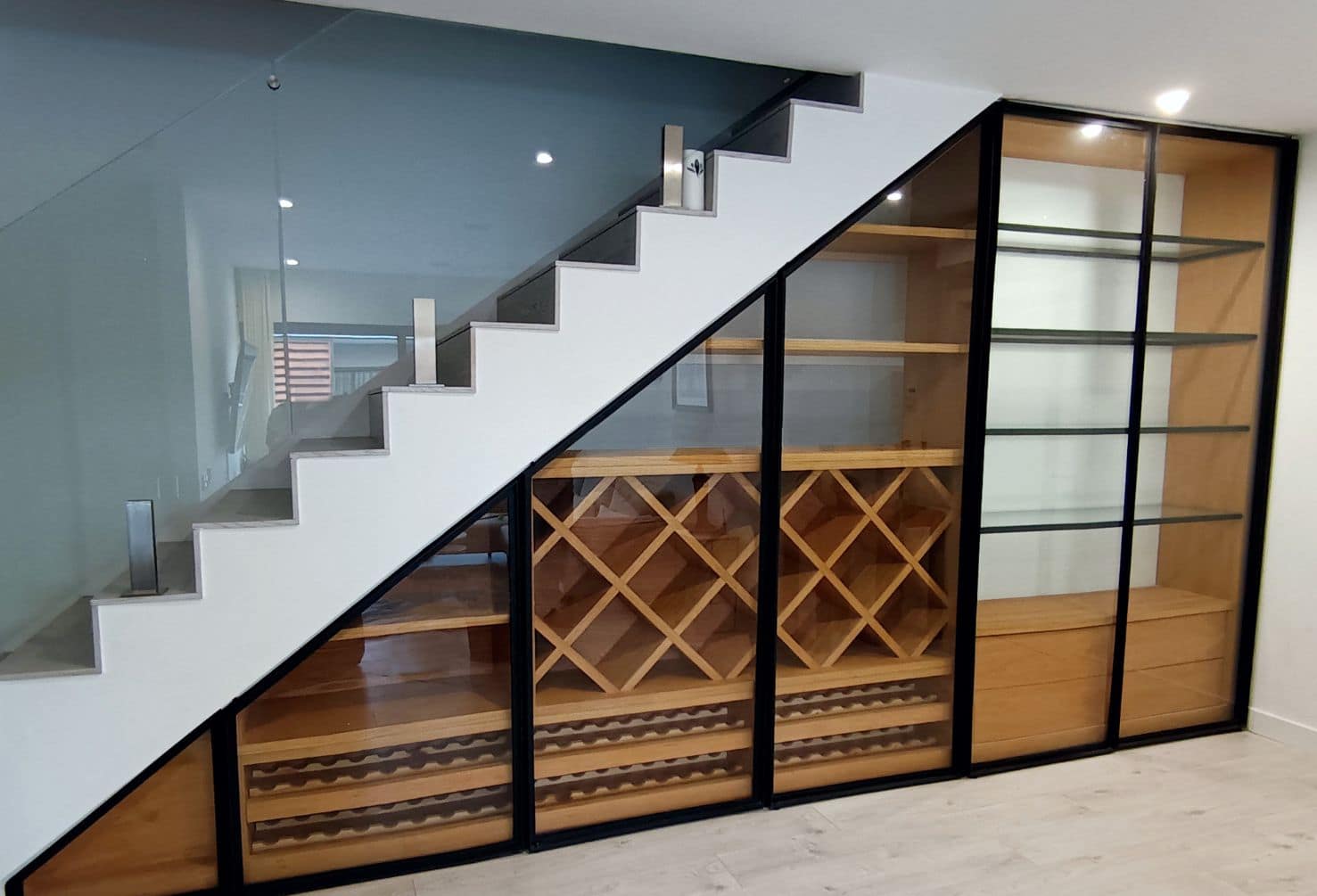 garrafeira feita com trabalho de carpintaria e serralharia