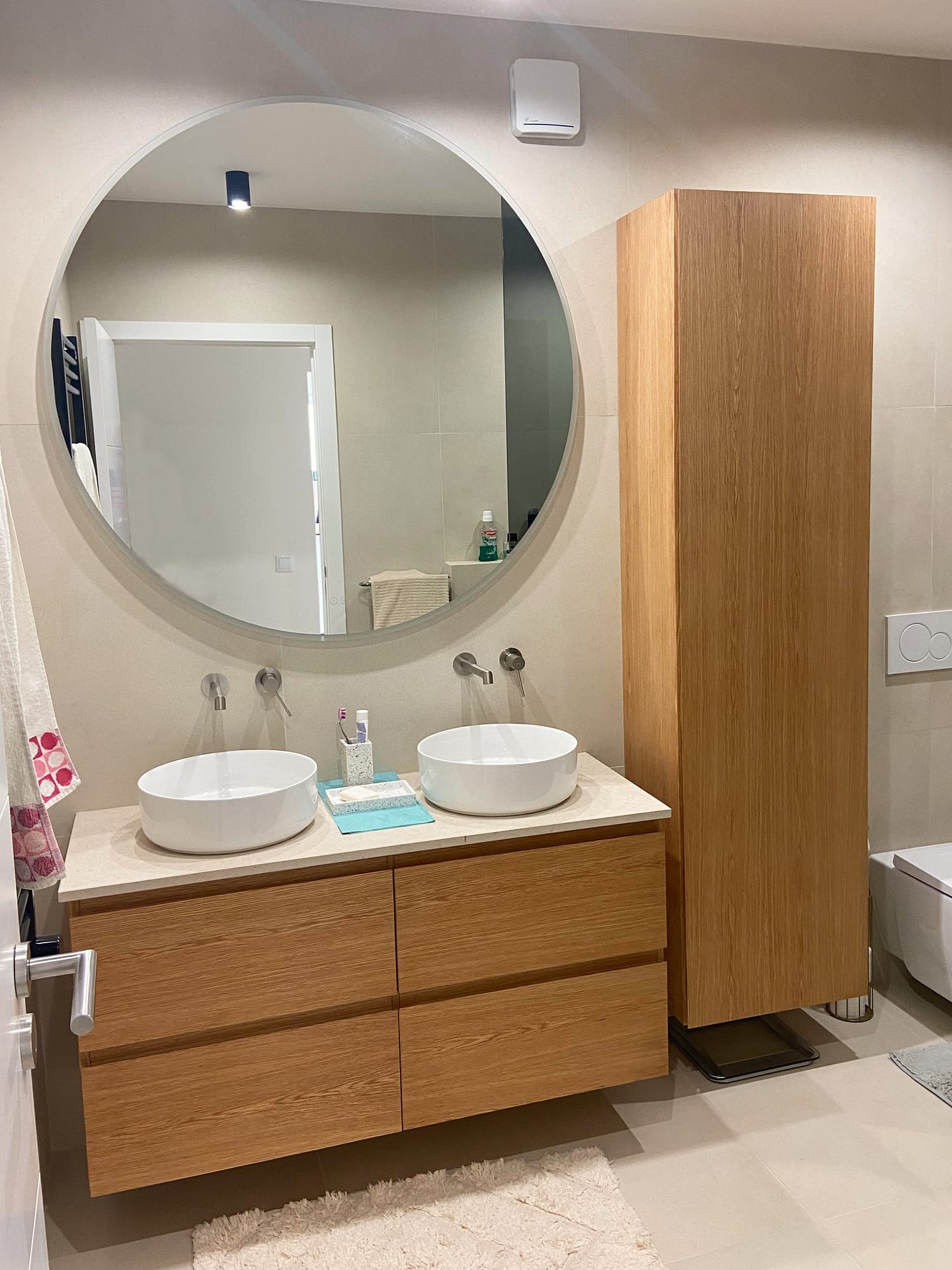 Mobiliário residencial para casa de banho em MDF com folha de madeira natural